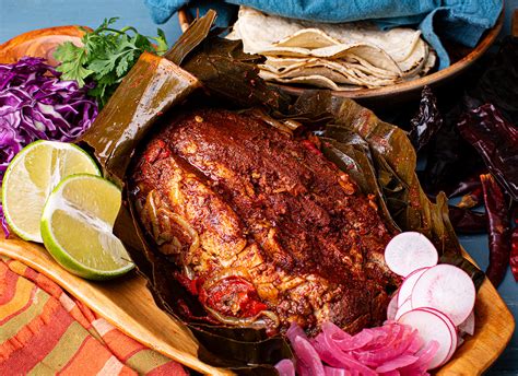  Cochinita Pibil: Zapiekana w liściach banana wieprzowina z intensywną nutą cytrusów!