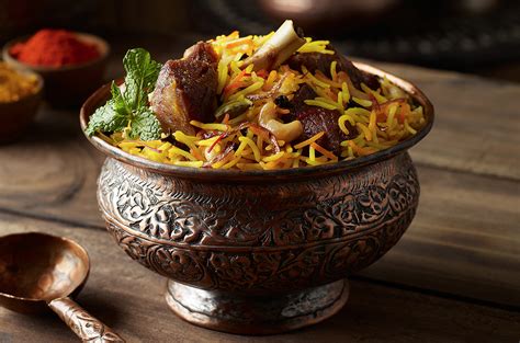  Hyderabadi Biryani - Pikantne i aromatyczne danie z rijst, mięsem i przyprawami w idealnej harmonii!