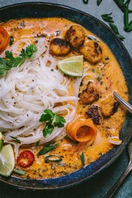  Khao Soi: Pikantne curry w kremowej konsystencji z cruchy chrupiącymi makaronem!