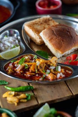  Misal Pav: Pikantne curry z fasolą i chrupiącym pieczywem - eksplozja smaków w każdym kęsie!